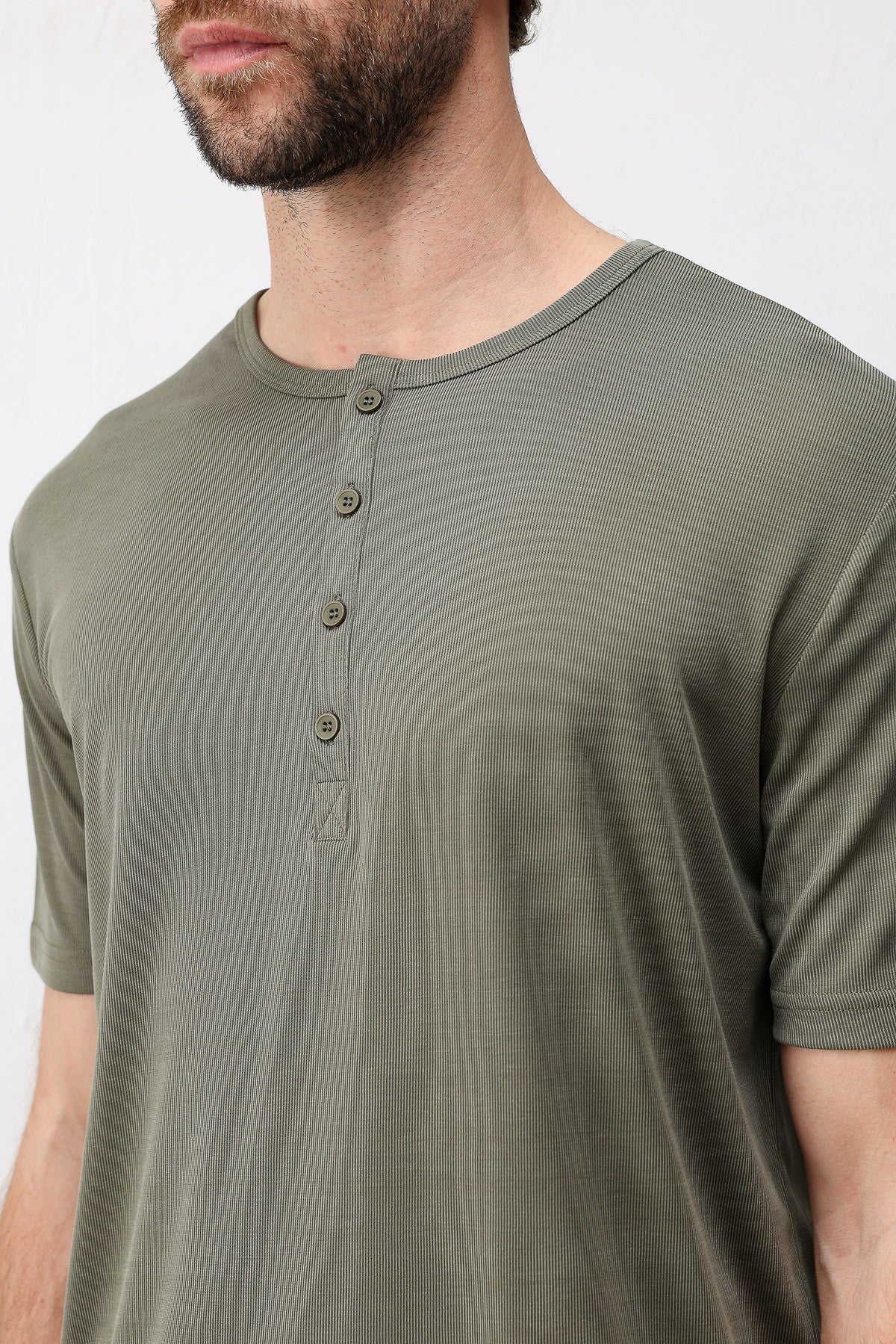 Düğmeli Yaka Erkek T-Shirt