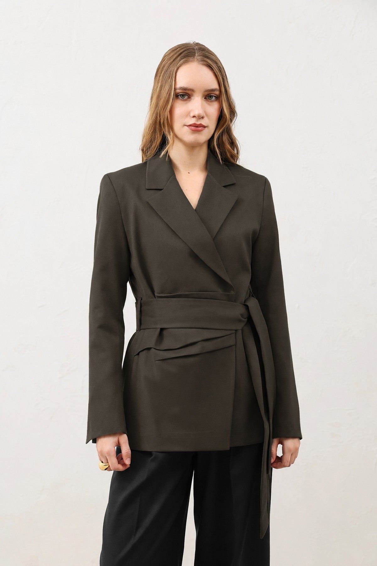 Vücuda Oturan Kuşaklı Kadın Blazer Ceket